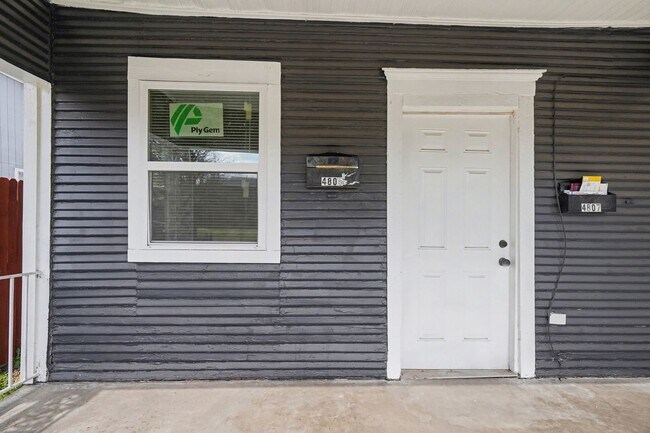 Foto del edificio - Updated duplex offering a bright and functional layout with modern finishes throughout.