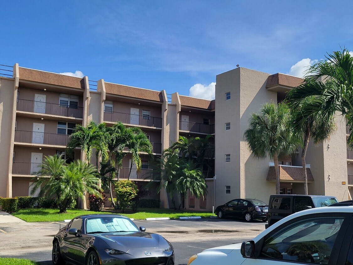9460 Tangerine Pl Unit 4, Davie, FL 33324 Condo for Rent in Davie, FL