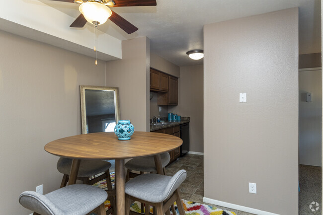 1BR, 1BA - 634SF - Royalwood Apartments