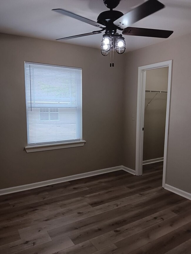 Building Photo - 3 Bed/2 Bath
