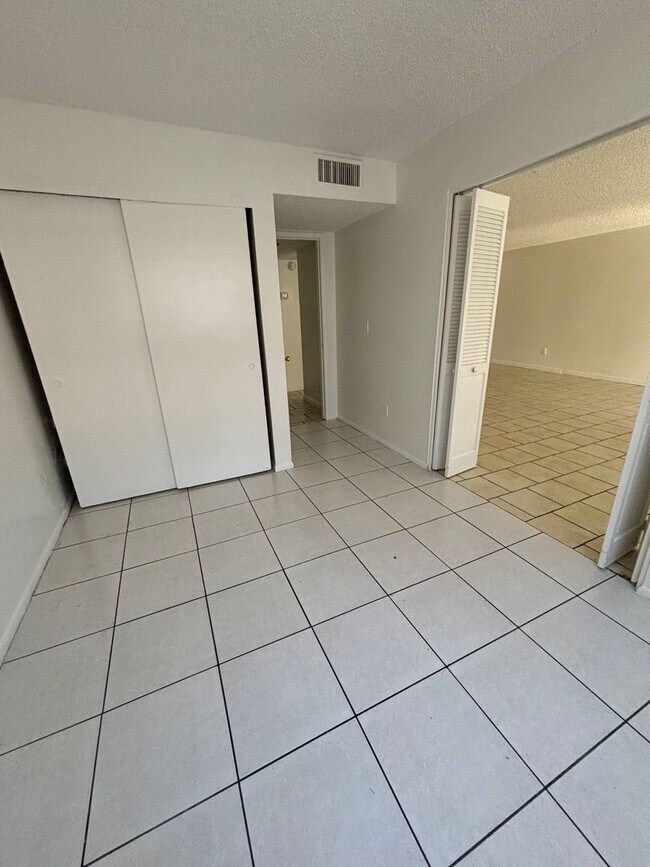 Foto del edificio - 2 BEDROOM 1 BATH SINGLE LEVEL WITH PRIVATE...