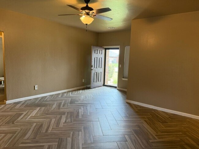 Foto del edificio - Adorable OKC home with 3 bed, 2 bath, 2 car garage in Mustang Schools!