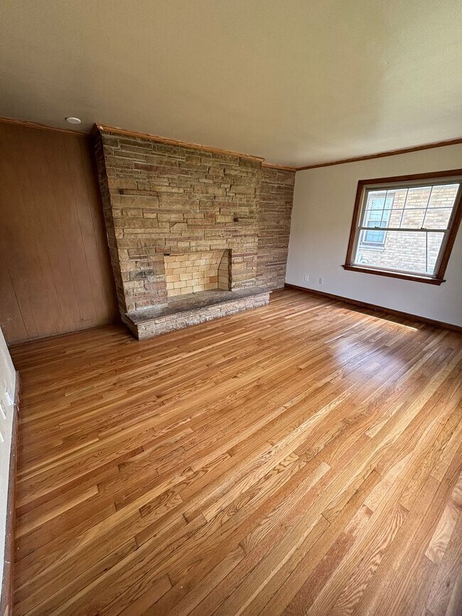 Foto del edificio - HUGE NICE 3BR SINGLE FAMILY HOME, PARKING,...