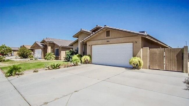Building Photo - Gorgeous 4 Bedroom, 2 Bathroom Solar Home in Desert Oasis!
