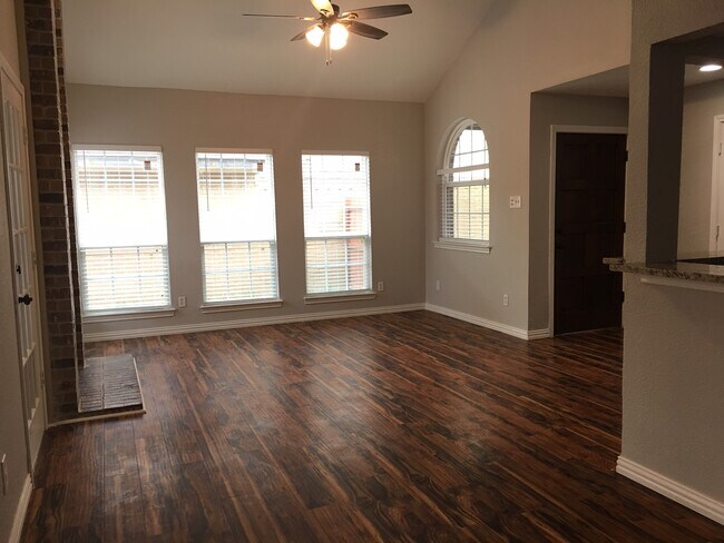 Building Photo - 2124 Avignon Dr