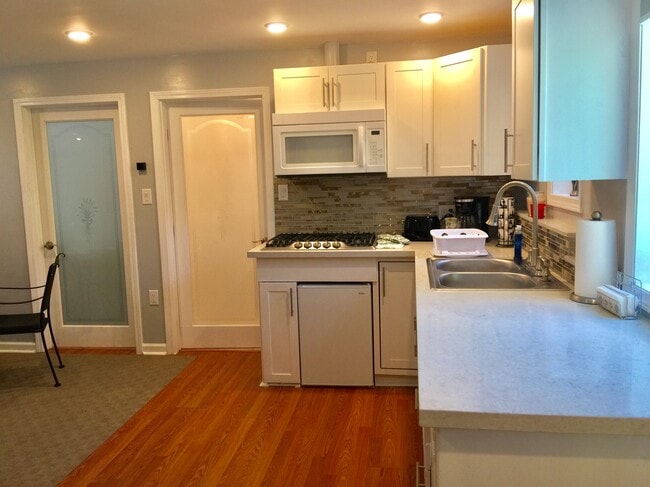 Fully equipped kitchen w/ 5 burner gas stove - 1348 S Curson Ave