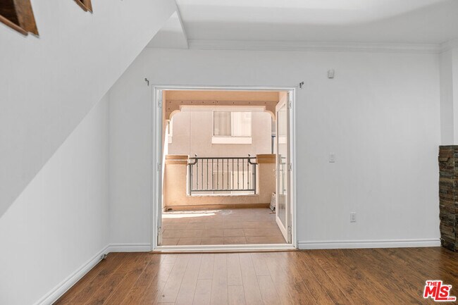 Foto del edificio - 5633 Carlton Way