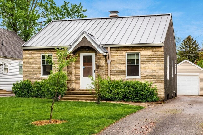 Foto del edificio - 230 E Royal Forest Blvd