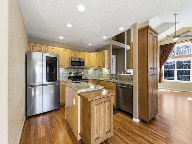 Building Photo - Beautiful 4-Bedroom Townhome With Finished Basement & 2 Full Kitchens!