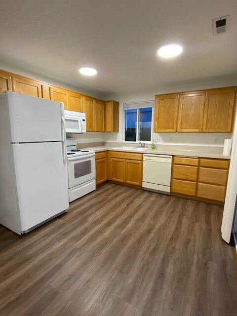 Building Photo - 1039 B Loop