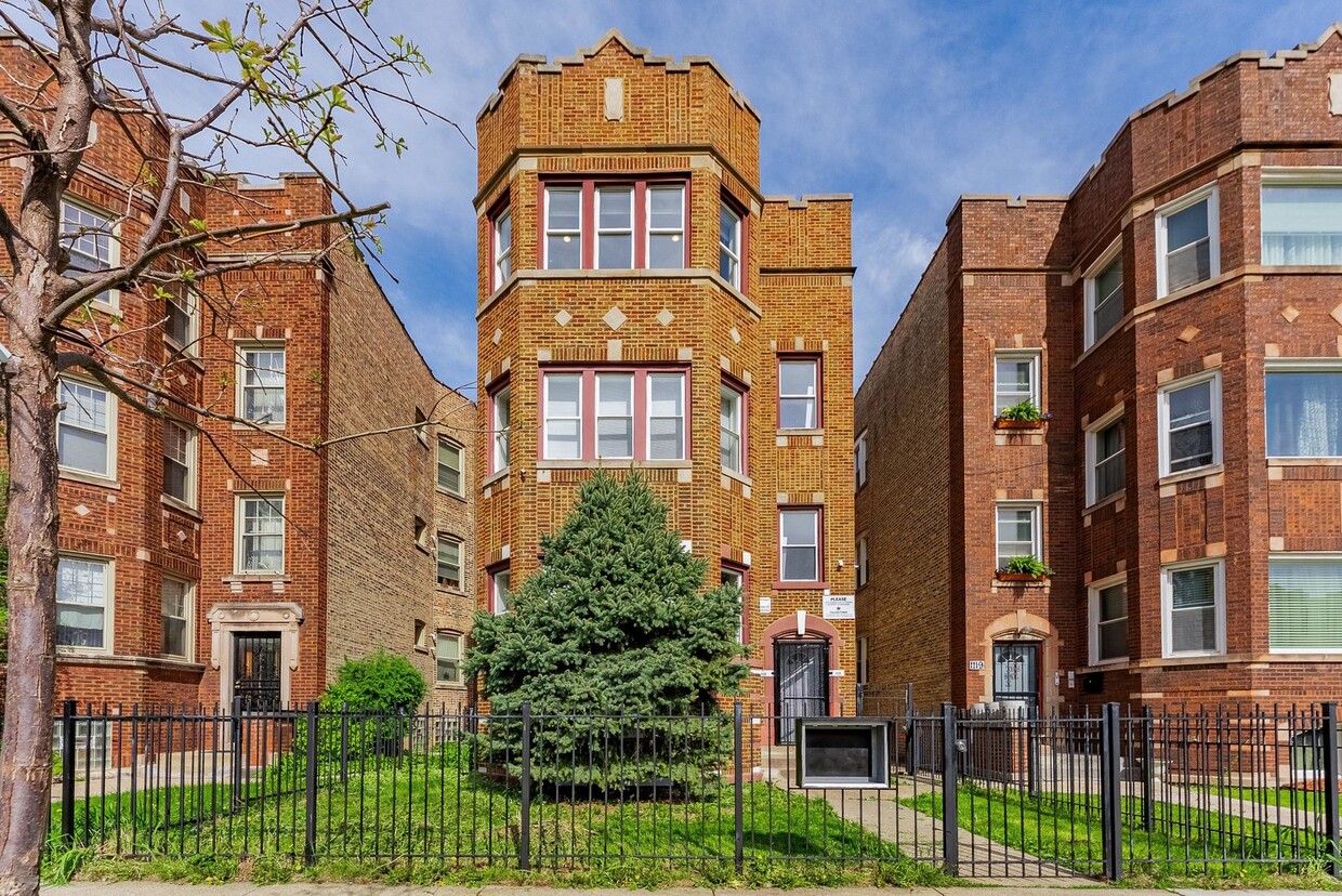 Foto principal - 1121 N Leclaire Ave