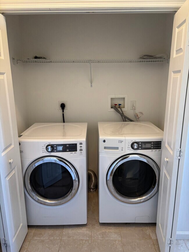 Foto del edificio - 300 Milkweed Dr