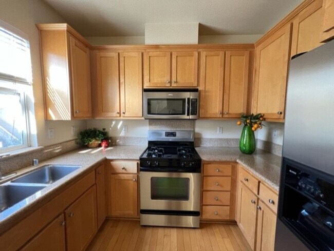 Building Photo - Lovely 3 bed, 3 bath End Unit, 2 car garage