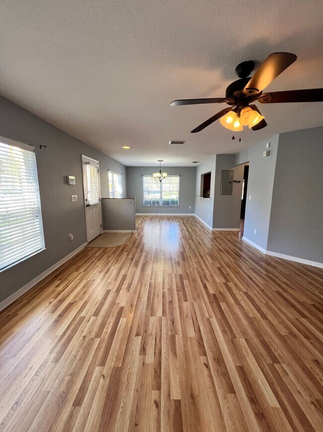 Building Photo - 3 bedroom, 2.5 bathrooms Eiland Park Townhome