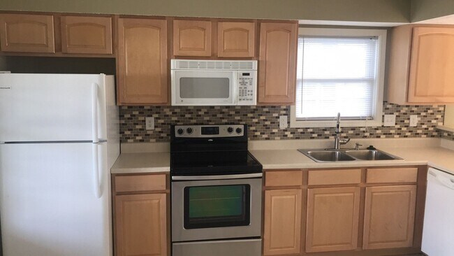 Building Photo - 3 Bedroom Townhouse Available July 2026. M...