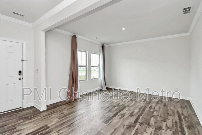 Foto del edificio - 8315 Flint Hill Dr