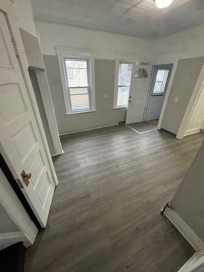 Foto del edificio - 5 Bedroom Home for Rent in Glenville – Cleveland