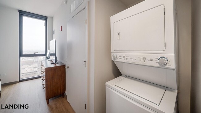 Building Photo - 513 S Damen Ave