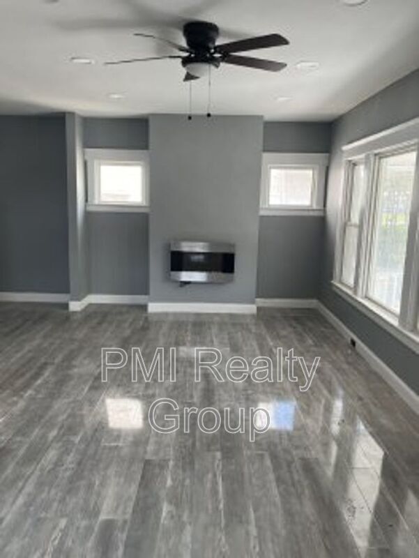 Foto del edificio - 12203 Castlewood Ave
