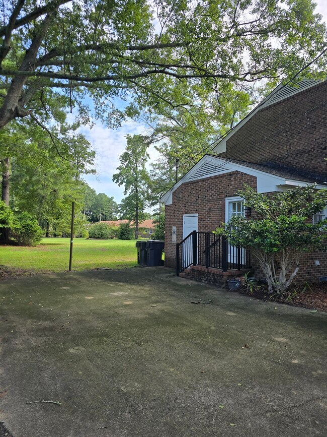 Foto del edificio - 205 Pinewood Dr