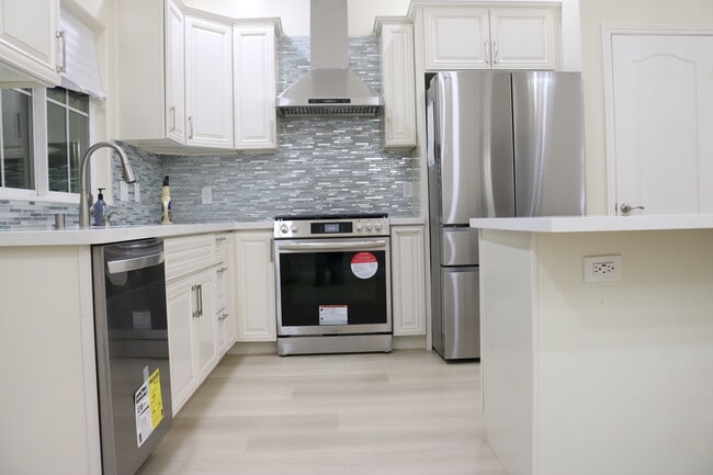 Building Photo - 15924 Plum Ct