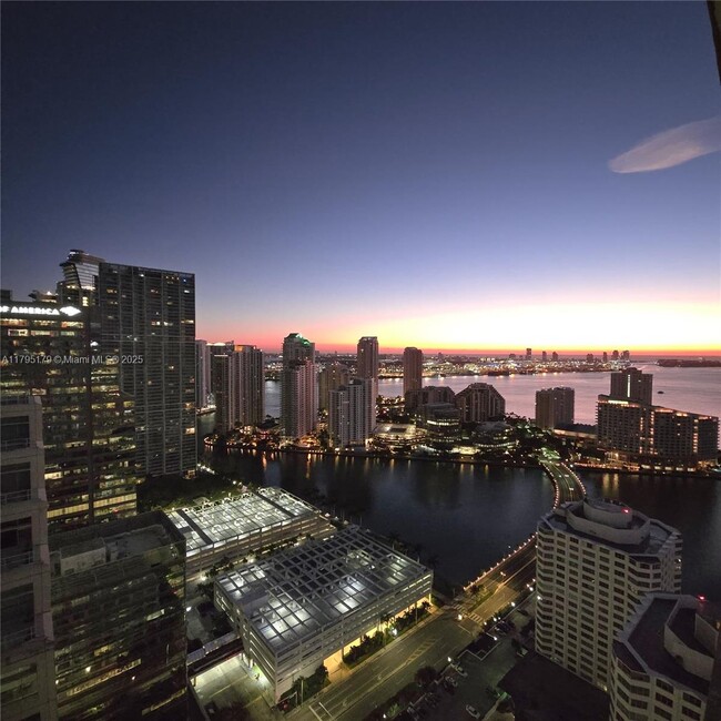 Building Photo - 950 Brickell Bay Dr