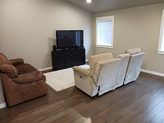 Foto del edificio - Furnished 3 Bedroom House