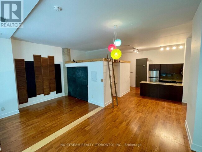 Photo du bâtiment - 637-637 Lake Shore Blvd W