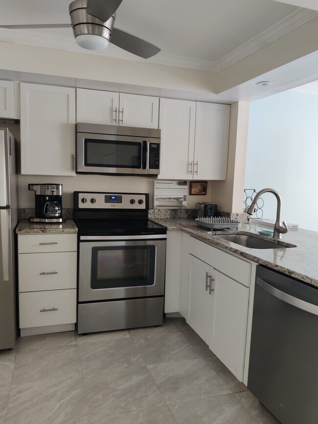 Foto del edificio - 14130 Rosemary Ln