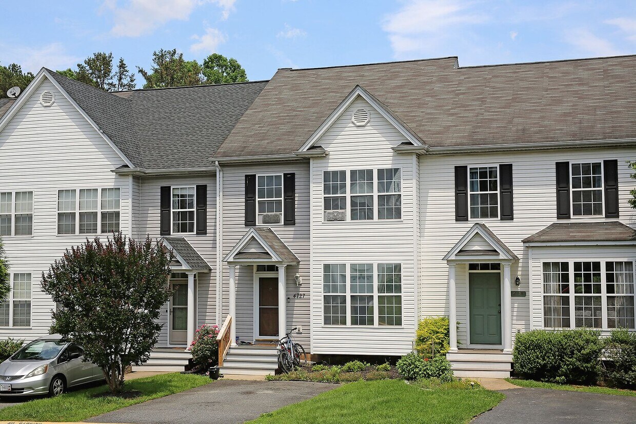 Primary Photo - Spacious Briarwood Townhome