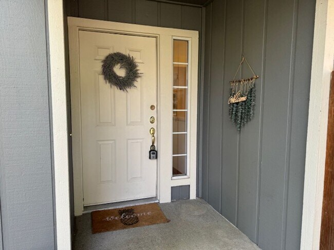 Building Photo - Beautiful single level townhome in Pleasan...