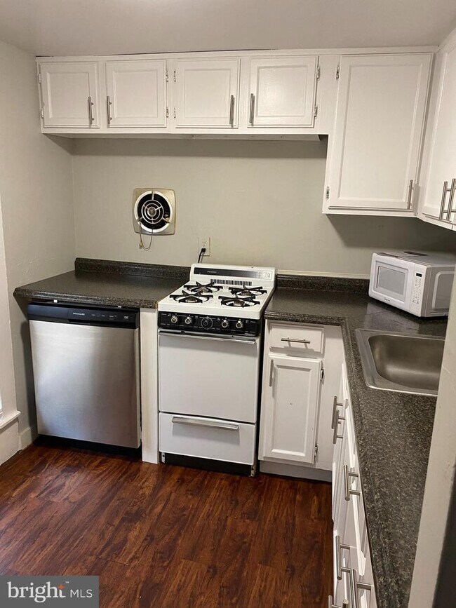 Building Photo - 33 E Afton Ave