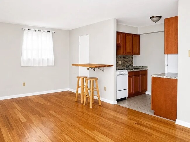 Studio Available Sept. 15+ - FRIENDSHIP COURT