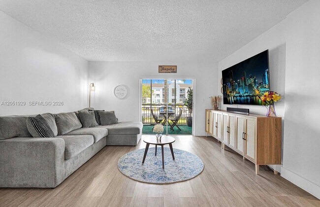 Foto del edificio - 8680 SW 212th St