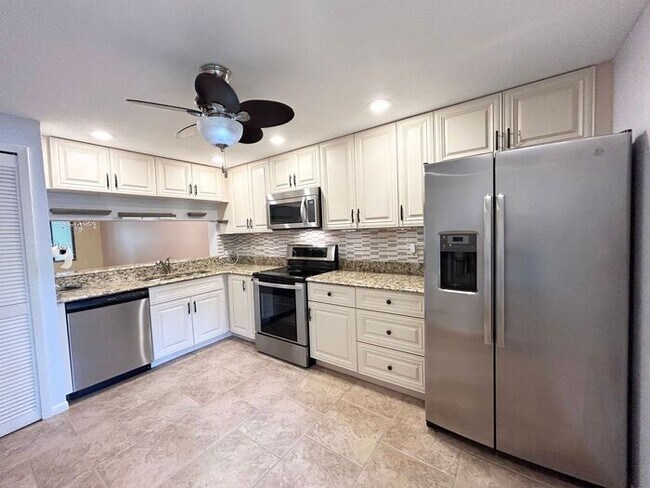 Foto del edificio - Gorgeous 2/2 Spacious Condo with a Bonus R...