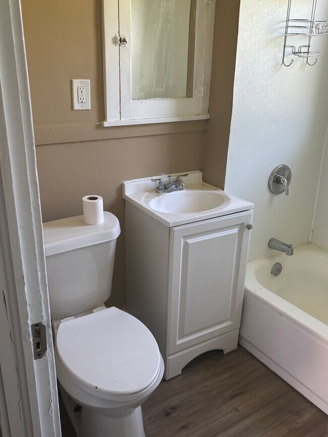 Building Photo - Section 8 Accepted! 3br 2-Story House