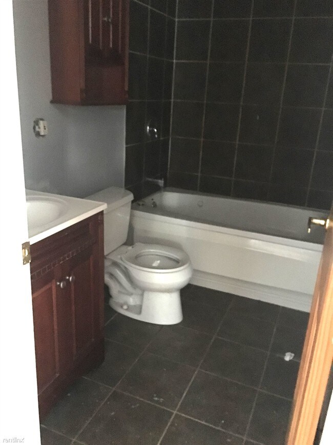 Building Photo - 2 br, 2 bath Apartment - 6301 N Talman Ave
