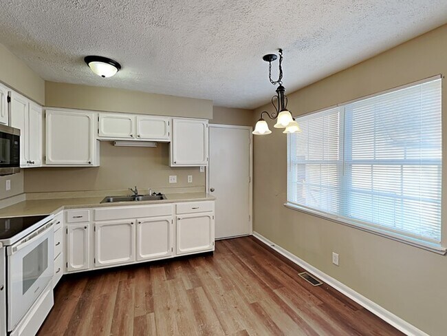 Building Photo - ADORABLE 3 bed 2 bath ranch home!