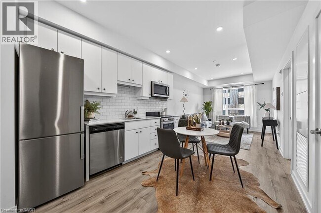 Photo du bâtiment - 247 Northfield Dr E