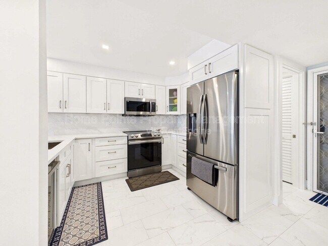 Foto del edificio - 25870 Hickory Blvd