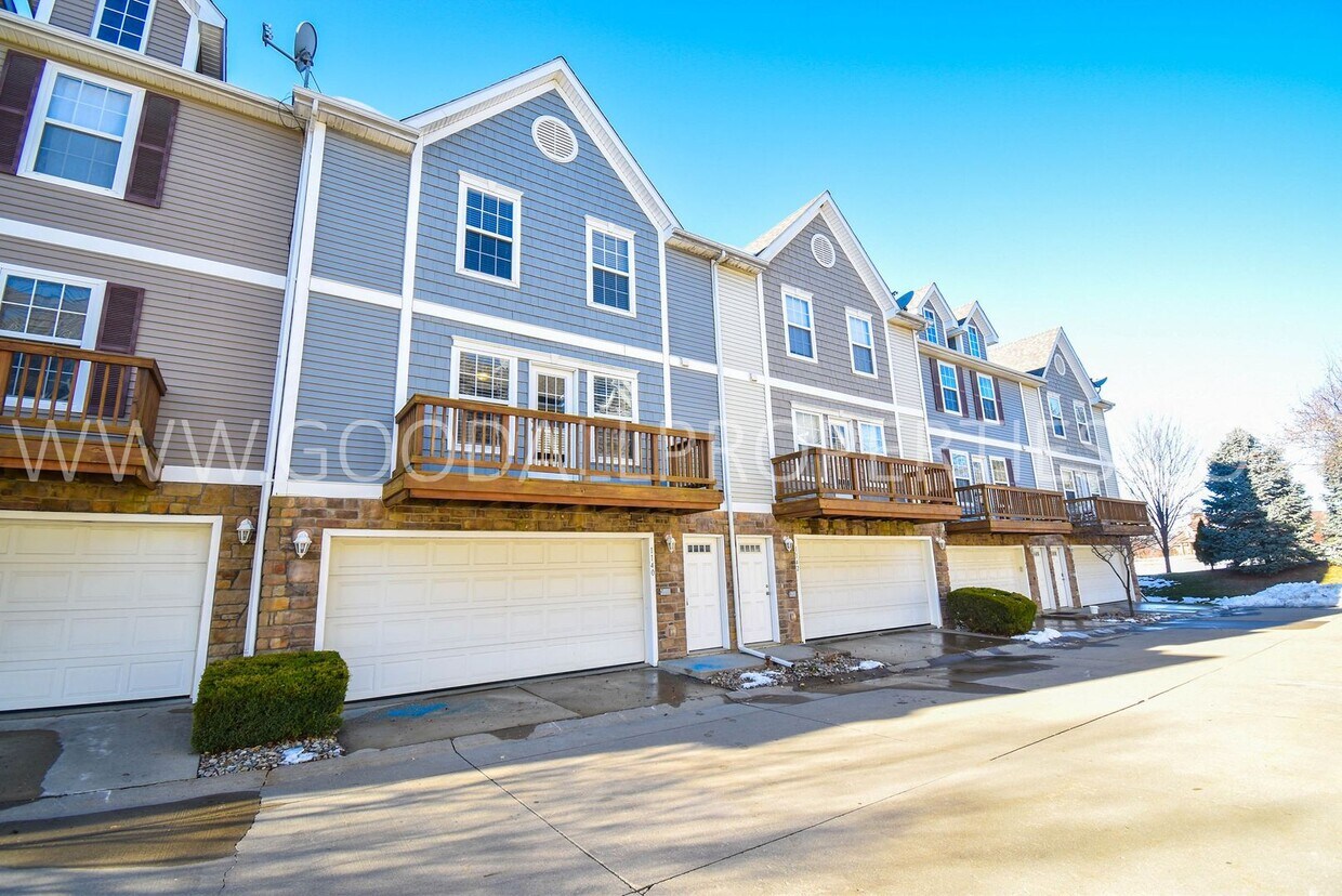 Primary Photo - Two Bedroom, Two Bath townhome in Pleasant...