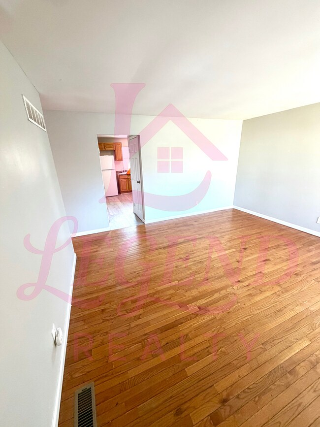 Foto del edificio - Spacious 4-Bedroom Home with Private Primary Suite & Hardwood Floors!