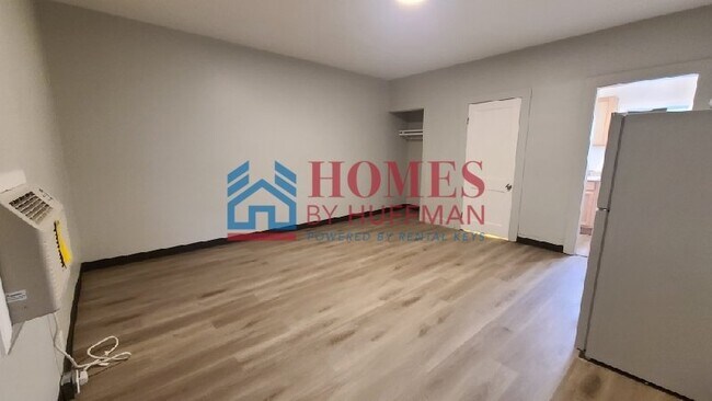 Building Photo - Effiency Unit including Utilities | Move I...
