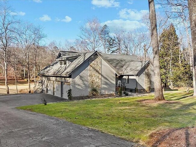 Foto del edificio - 353 Twin Oaks Dr
