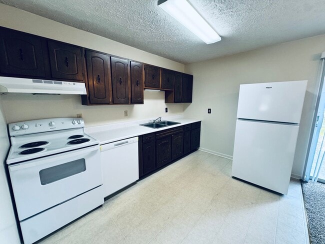 Building Photo - Lovely Town Home