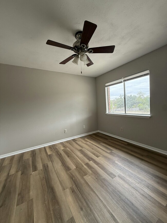 Building Photo - 1690 Hofheinz St