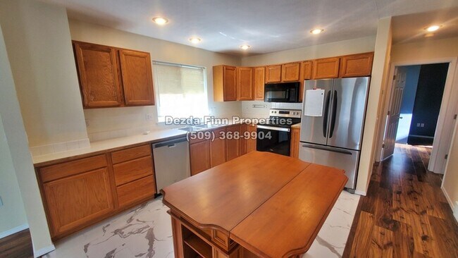 Foto del edificio - Super convenient 3 bed, 3 bath available NOW