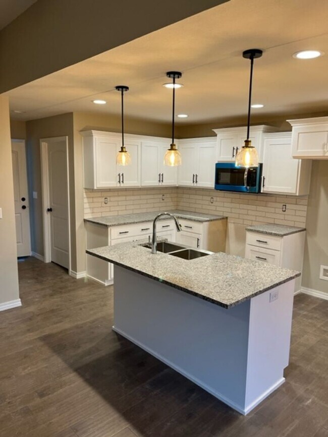 Foto del edificio - Beautiful one-year-old 3 bed, 2 bath, 3 ca...