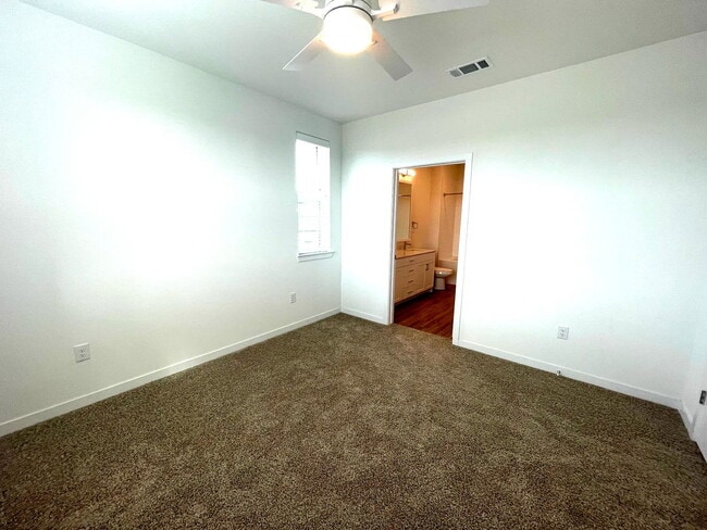 Foto del edificio - 1201 Wolf Cyn Rd