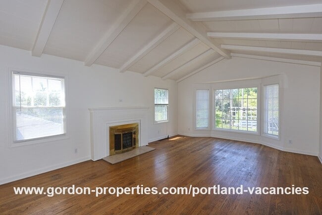Foto del edificio - SE 57th Ave - 5 bedroom home with fireplac...